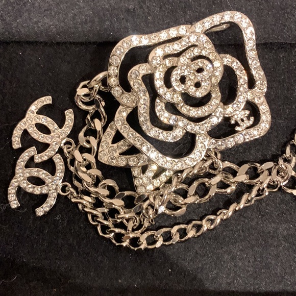 CHANEL Swarovski Crystal Camellia Rhinestone 🤍Silver Chain CC Belt Necklace NWT - Picture 14 of 16